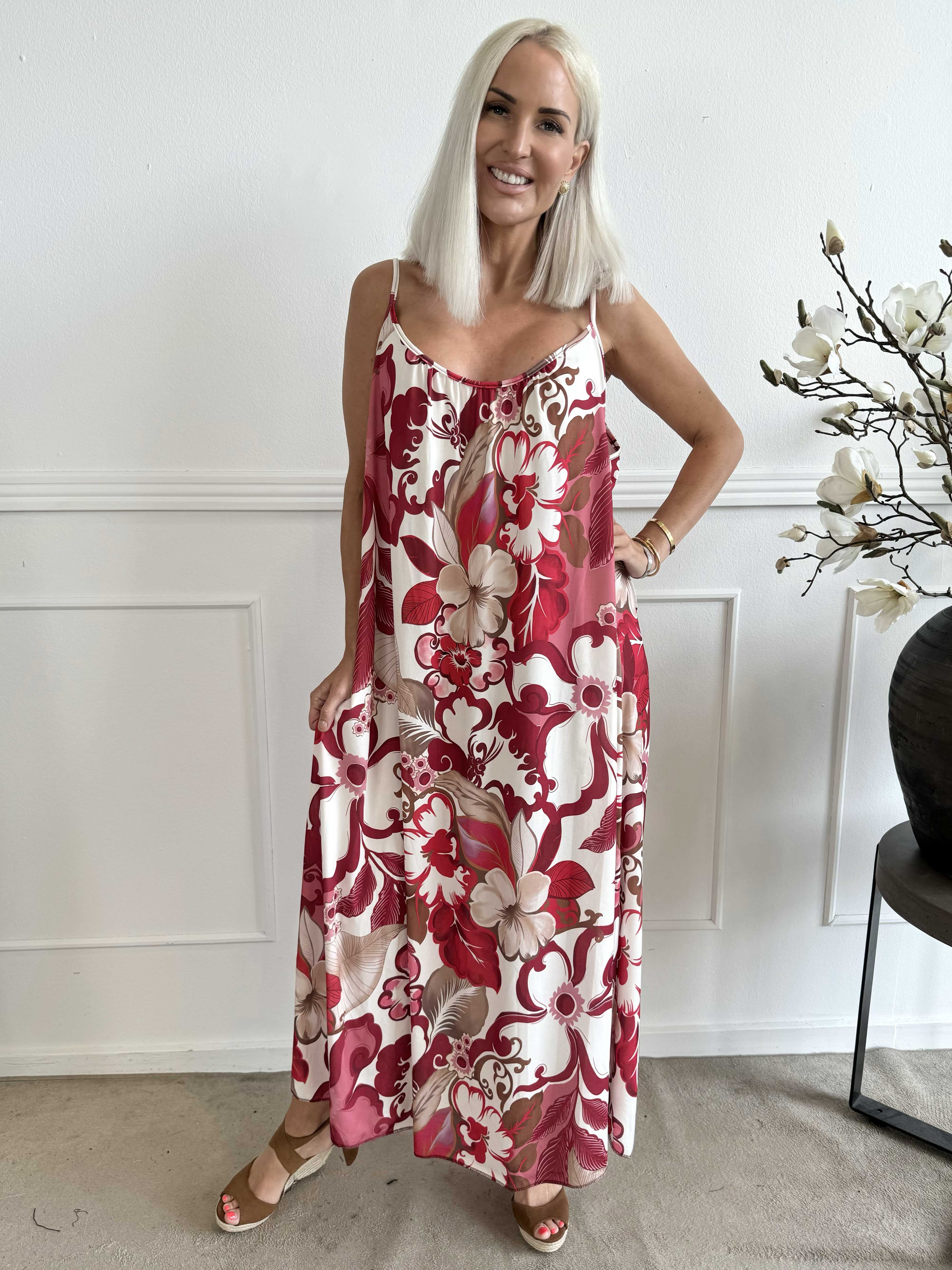 Maija - Stropkjole i elastisk stof med blomster